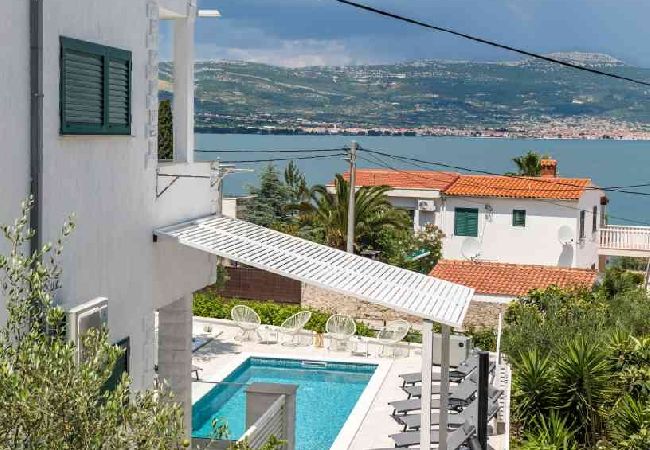 Appartement à Arbanija - Appartement dans Arbanija avec vue mer, terrasse, Climatisation, WIFI (5139-2) Appartement à Arbanija - Appartement dans Arbanija avec vue mer, terrasse, Climatisation, WIFI (5139-2)