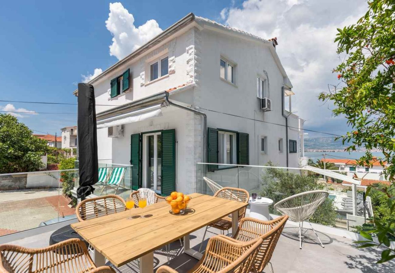 Appartement à Arbanija - Appartement dans Arbanija avec vue mer, terrasse, Climatisation, WIFI (5139-2)