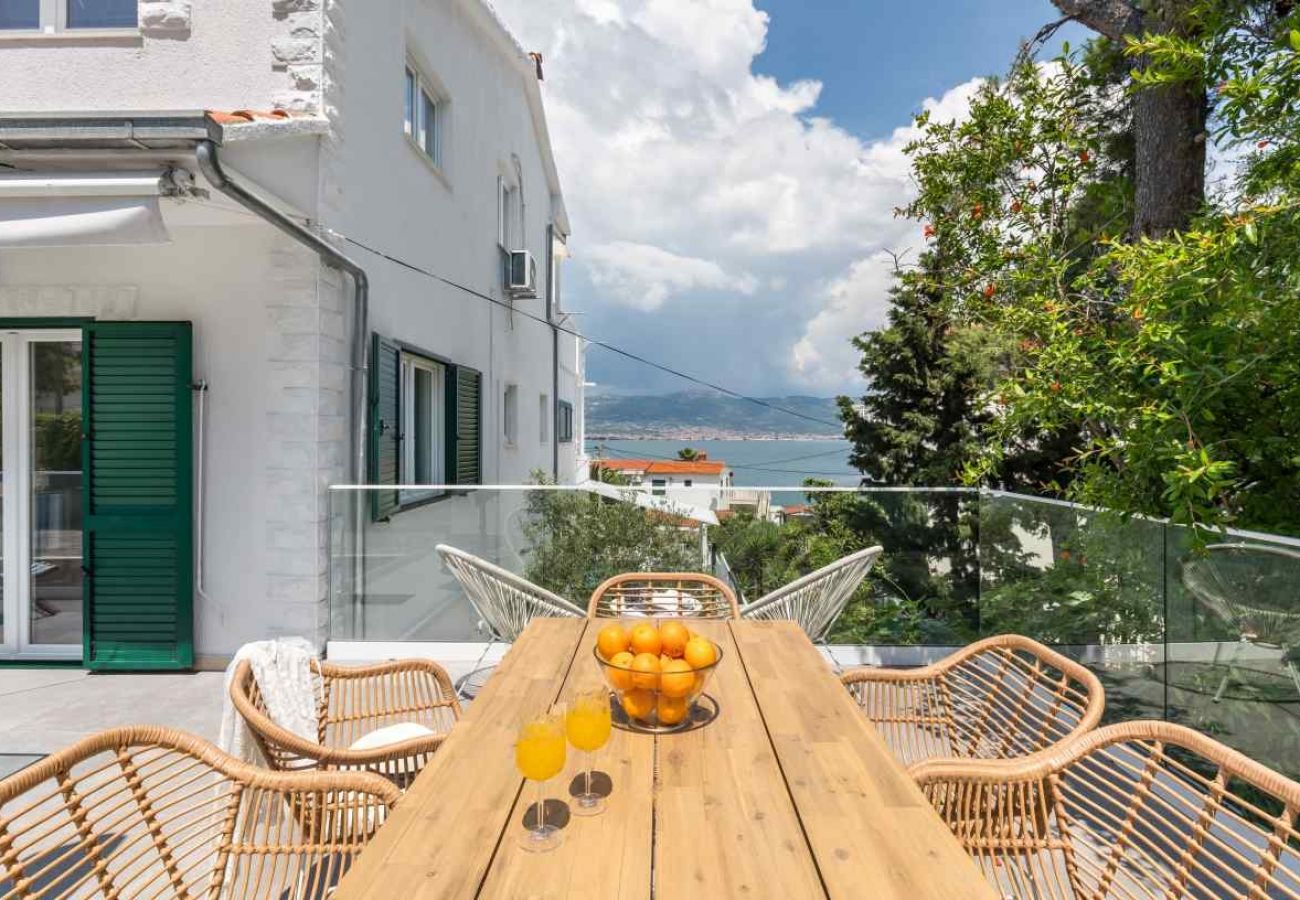 Appartement à Arbanija - Appartement dans Arbanija avec vue mer, terrasse, Climatisation, WIFI (5139-2)