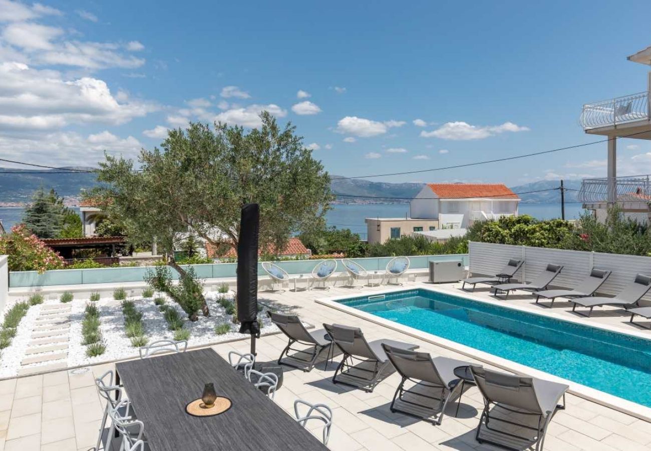 Appartement à Arbanija - Appartement dans Arbanija avec vue mer, terrasse, Climatisation, WIFI (5139-2)