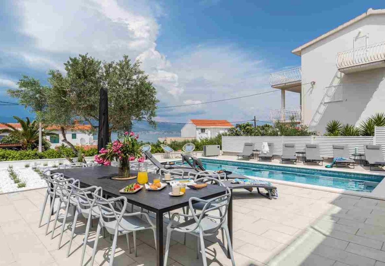 Appartement à Arbanija - Appartement dans Arbanija avec vue mer, terrasse, Climatisation, WIFI (5139-2)