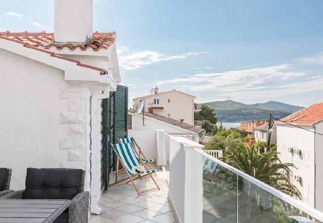 Appartement à Arbanija - Appartement dans Arbanija avec vue mer, terrasse, Climatisation, WIFI (5139-5) Appartement à Arbanija - Appartement dans Arbanija avec vue mer, terrasse, Climatisation, WIFI (5139-5)