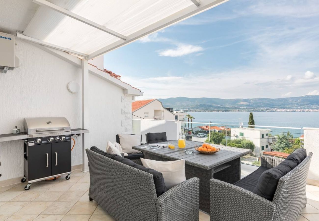 Appartement à Arbanija - Appartement dans Arbanija avec vue mer, terrasse, Climatisation, WIFI (5139-5)