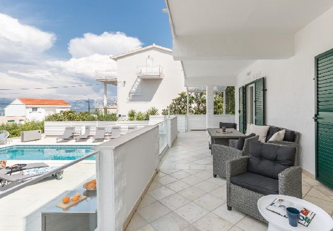 Appartement à Arbanija - Appartement dans Arbanija avec vue mer, terrasse, Climatisation, WIFI (5139-3) Appartement à Arbanija - Appartement dans Arbanija avec vue mer, terrasse, Climatisation, WIFI (5139-3)