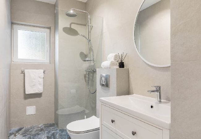 Appartement à Arbanija - Appartement dans Arbanija avec vue mer, terrasse, Climatisation, WIFI (5139-3) Appartement à Arbanija - Appartement dans Arbanija avec vue mer, terrasse, Climatisation, WIFI (5139-3)