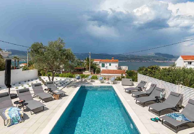 Appartement à Arbanija - Appartement dans Arbanija avec vue mer, terrasse, Climatisation, WIFI (5139-1) Appartement à Arbanija - Appartement dans Arbanija avec vue mer, terrasse, Climatisation, WIFI (5139-1)