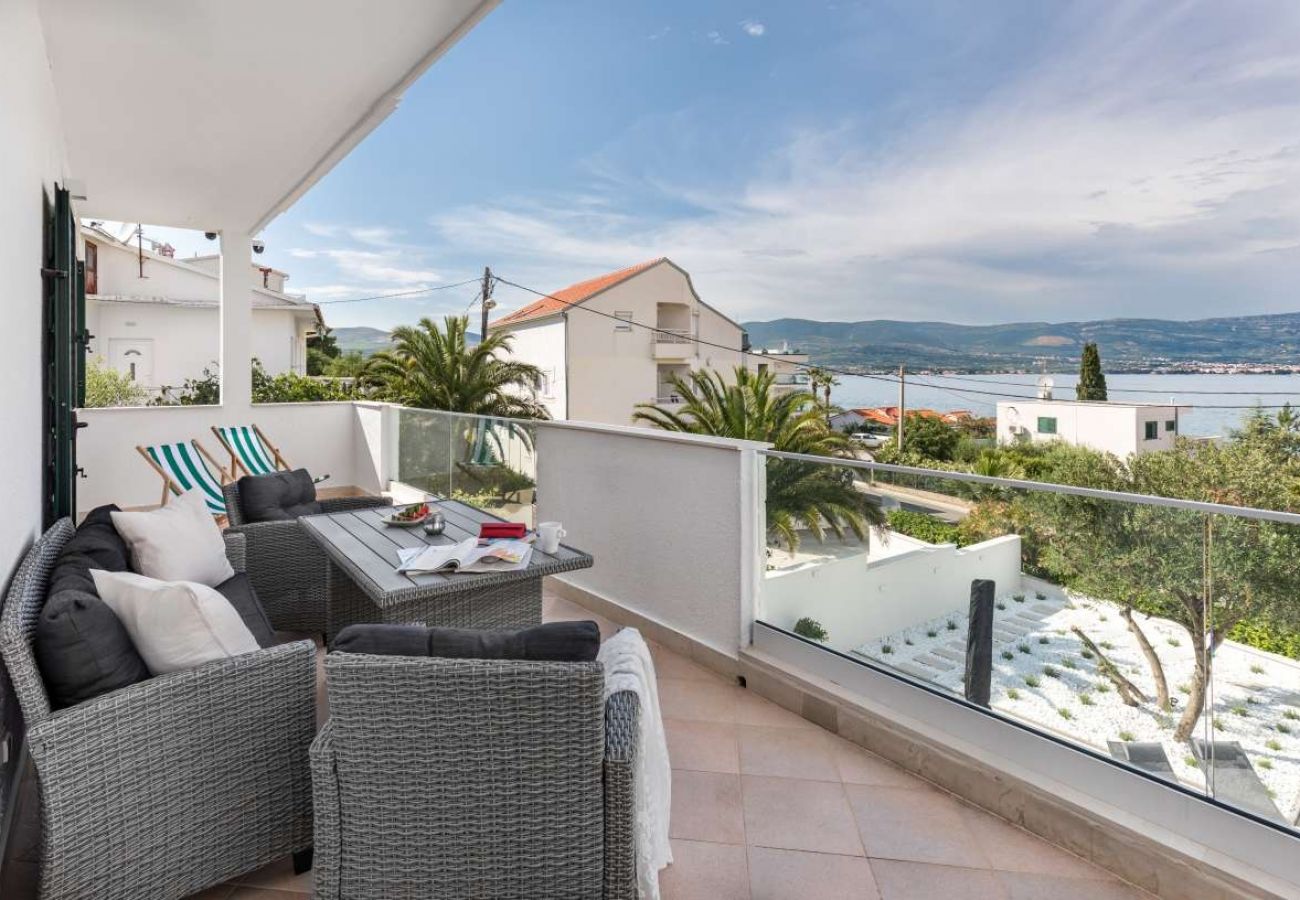 Appartement à Arbanija - Appartement dans Arbanija avec vue mer, terrasse, Climatisation, WIFI (5139-1)