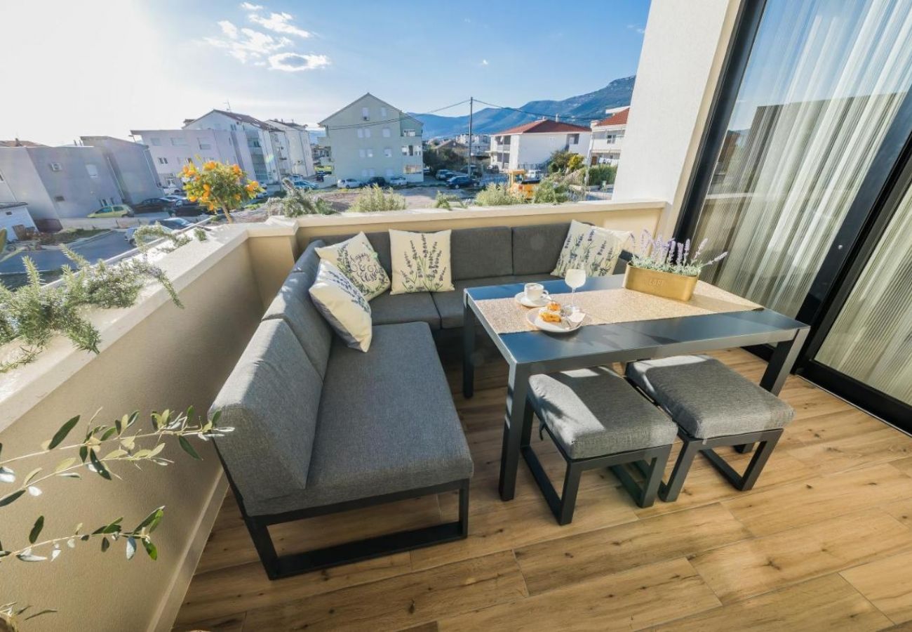 Appartement à Kaštel Kambelovac - Appartement dans Kaštel Kambelovac avec Balcon, Climatisation, WIFI, Machine à laver (5143-1)