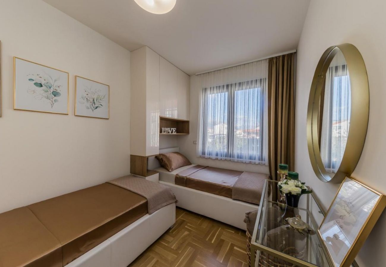 Appartement à Kaštel Kambelovac - Appartement dans Kaštel Kambelovac avec Balcon, Climatisation, WIFI, Machine à laver (5143-1)