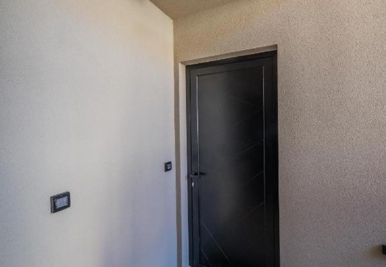 Appartement à Kaštel Kambelovac - Appartement dans Kaštel Kambelovac avec Balcon, Climatisation, WIFI, Machine à laver (5143-1)