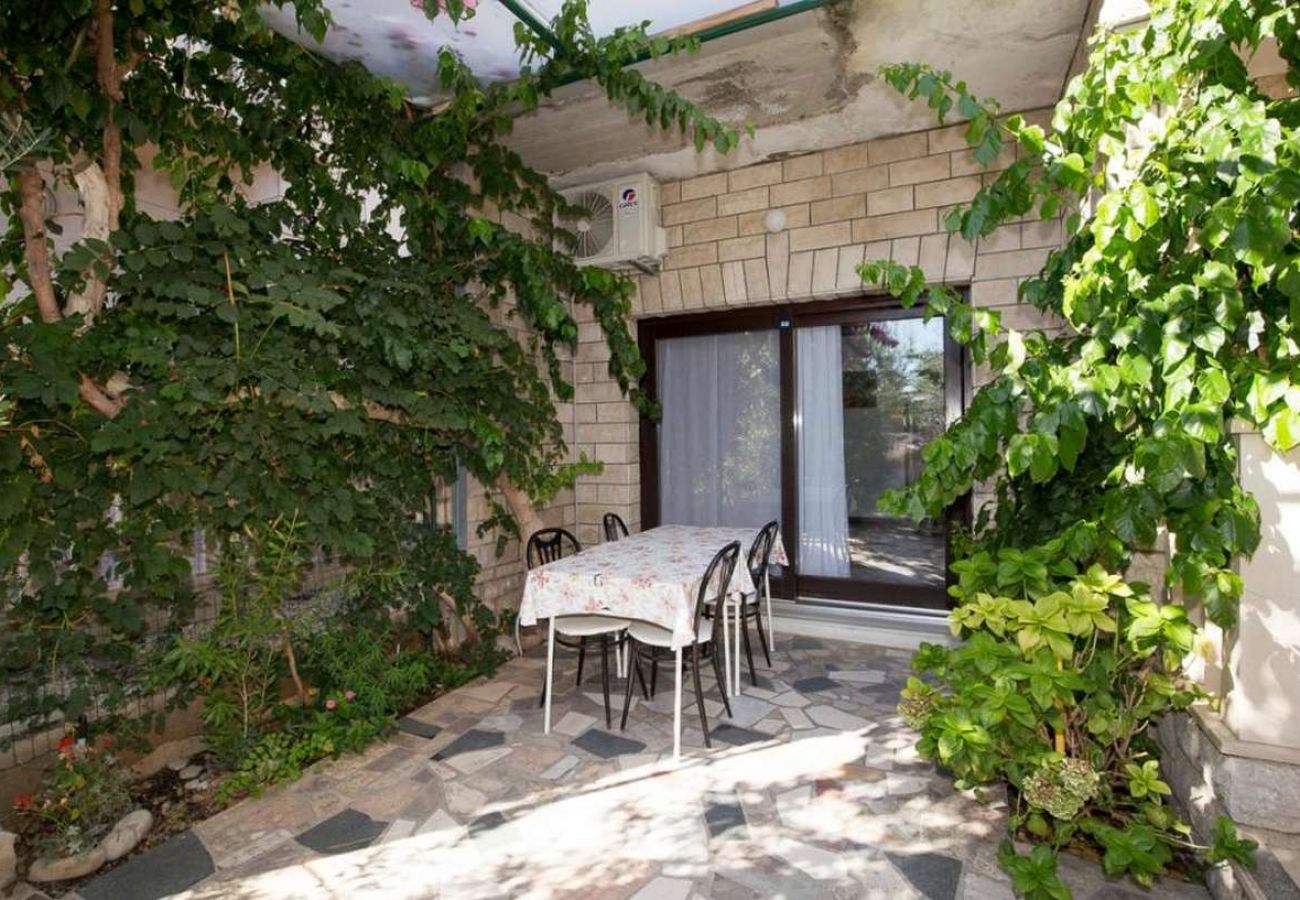 Appartement à Duce - Appartement dans Duće avec terrasse, Climatisation, WIFI, Lave-vaisselle (5146-8)