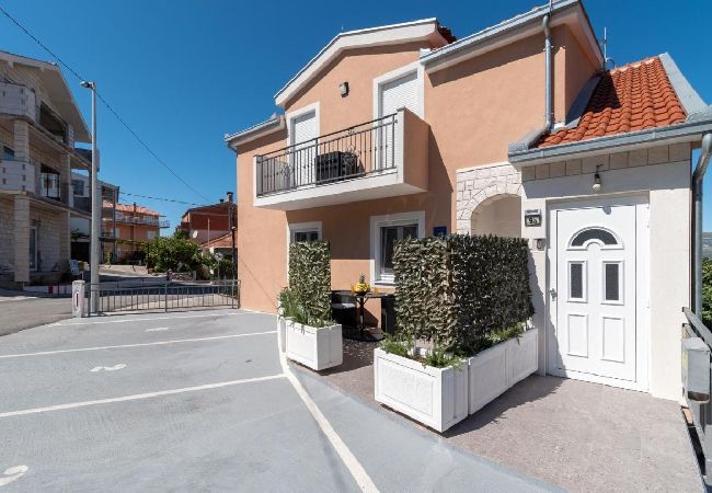 Appartement à Mastrinka - Appartement dans Mastrinka avec vue mer, terrasse, Climatisation, WIFI (5159-3) Appartement à Mastrinka - Appartement dans Mastrinka avec vue mer, terrasse, Climatisation, WIFI (5159-3)