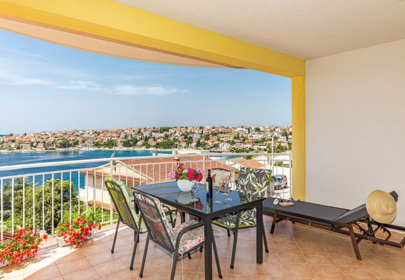 Appartement à Okrug Gornji - Appartement dans Okrug Gornji avec vue mer, terrasse, Climatisation, WIFI (5160-1)