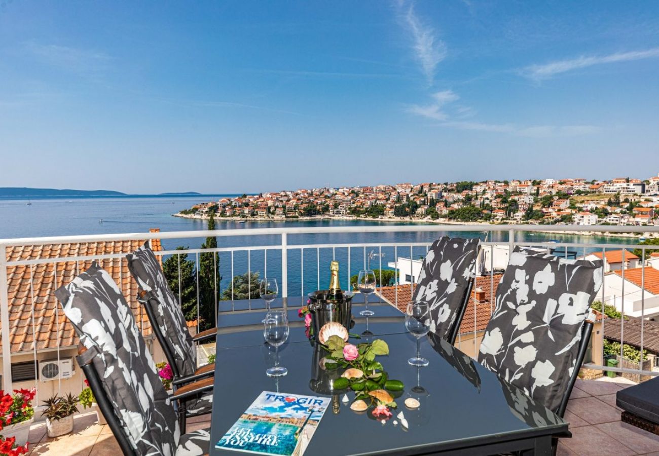 Appartement à Okrug Gornji - Appartement dans Okrug Gornji avec vue mer, terrasse, Climatisation, WIFI (5160-2)