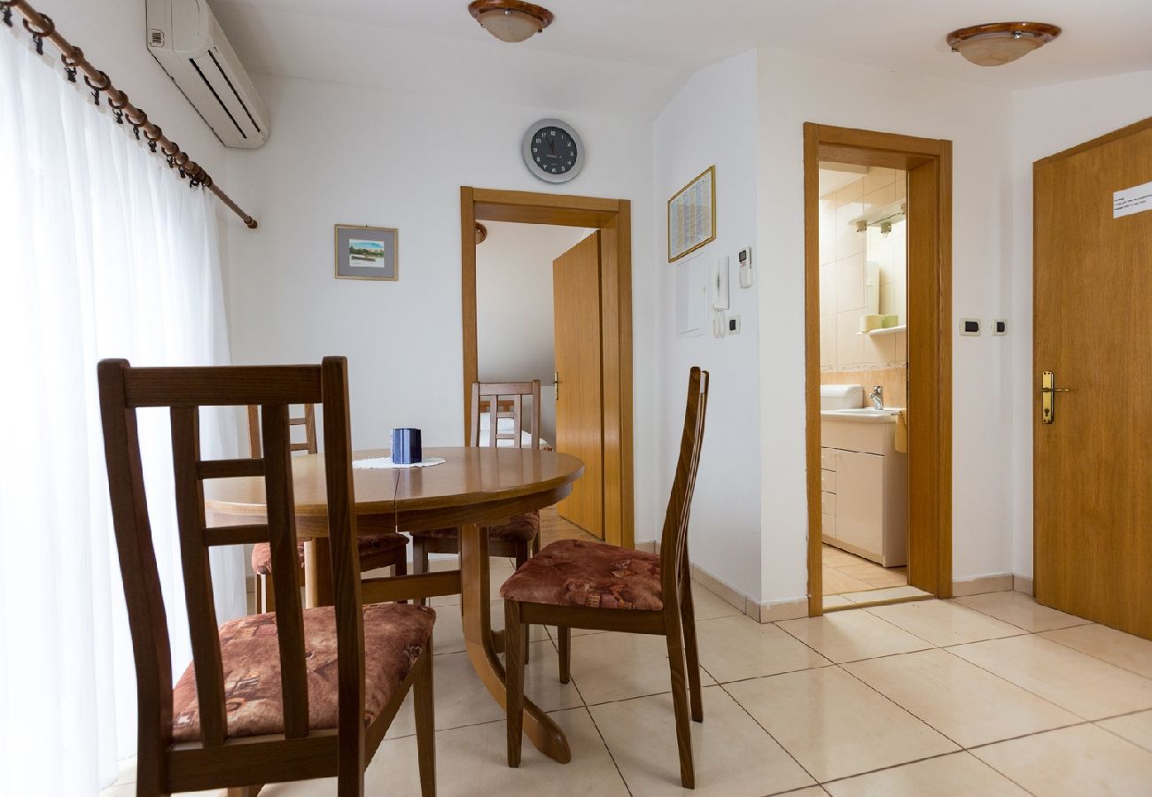 Appartement à Okrug Donji - Appartement dans Okrug Donji avec vue mer, Balcon, Climatisation, WIFI (5166-3)