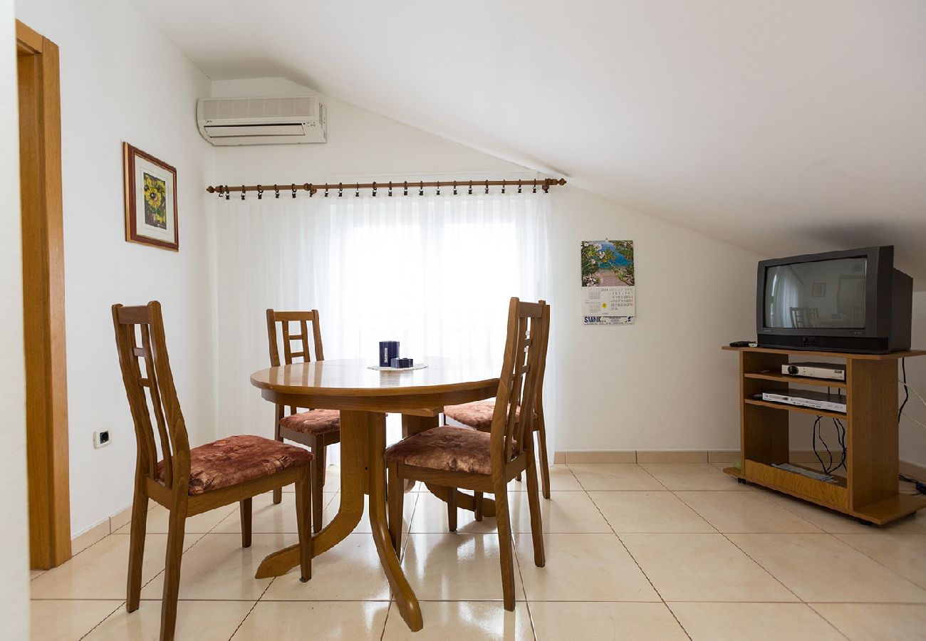 Appartement à Okrug Donji - Appartement dans Okrug Donji avec vue mer, Balcon, Climatisation, WIFI (5166-5)