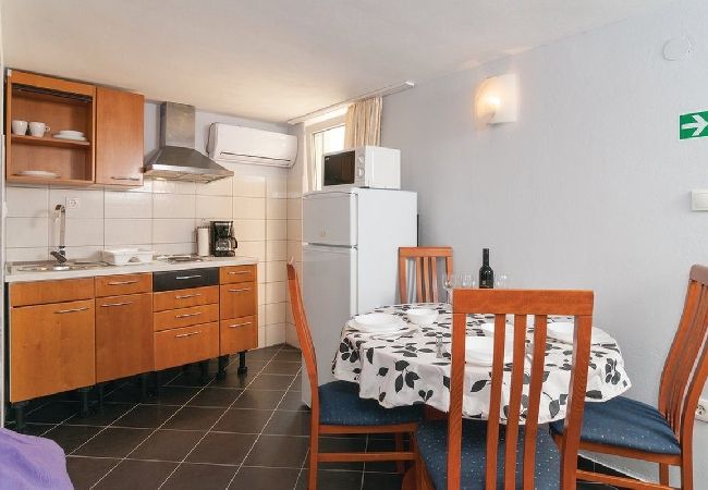 Appartement à Ražanj - Appartement dans Ražanj avec terrasse, Climatisation, WIFI, Machine à laver (4773-4) Appartement à Ražanj - Appartement dans Ražanj avec terrasse, Climatisation, WIFI, Machine à laver (4773-4)