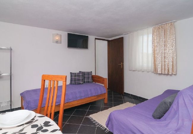 Appartement à Ražanj - Appartement dans Ražanj avec terrasse, Climatisation, WIFI, Machine à laver (4773-4) Appartement à Ražanj - Appartement dans Ražanj avec terrasse, Climatisation, WIFI, Machine à laver (4773-4)