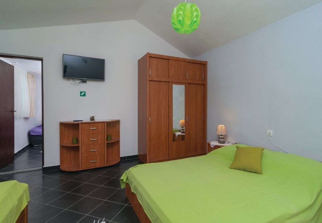 Appartement à Ražanj - Appartement dans Ražanj avec terrasse, Climatisation, WIFI, Machine à laver (4773-4)