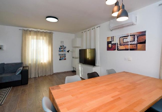 Appartement à Kaštel Kambelovac - Appartement dans Kaštel Kambelovac avec vue mer, Climatisation, WIFI, Machine à laver (4483-2) Appartement à Kaštel Kambelovac - Appartement dans Kaštel Kambelovac avec vue mer, Climatisation, WIFI, Machine à laver (4483-2)