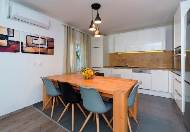 Appartement à Kaštel Kambelovac - Appartement dans Kaštel Kambelovac avec vue mer, Climatisation, WIFI, Machine à laver (4483-2) Appartement à Kaštel Kambelovac - Appartement dans Kaštel Kambelovac avec vue mer, Climatisation, WIFI, Machine à laver (4483-2)