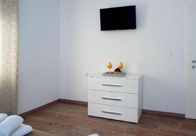 Appartement à Kaštel Kambelovac - Appartement dans Kaštel Kambelovac avec vue mer, Climatisation, WIFI, Machine à laver (4483-2) Appartement à Kaštel Kambelovac - Appartement dans Kaštel Kambelovac avec vue mer, Climatisation, WIFI, Machine à laver (4483-2)