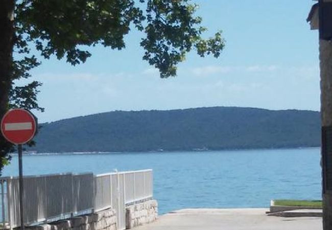 Appartement à Kaštel Kambelovac - Appartement dans Kaštel Kambelovac avec vue mer, Climatisation, WIFI, Machine à laver (4483-2) Appartement à Kaštel Kambelovac - Appartement dans Kaštel Kambelovac avec vue mer, Climatisation, WIFI, Machine à laver (4483-2)