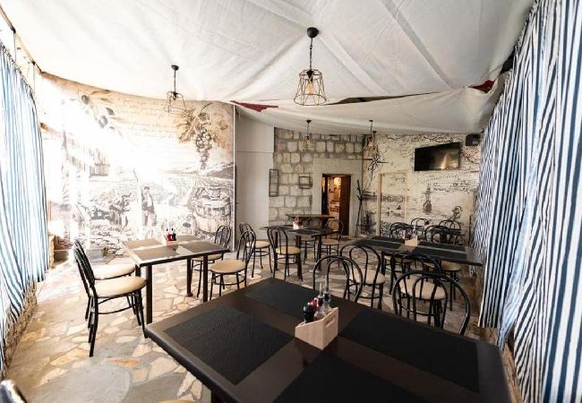 Appartement à Kaštel Kambelovac - Appartement dans Kaštel Kambelovac avec vue mer, Climatisation, WIFI, Machine à laver (4483-2) Appartement à Kaštel Kambelovac - Appartement dans Kaštel Kambelovac avec vue mer, Climatisation, WIFI, Machine à laver (4483-2)