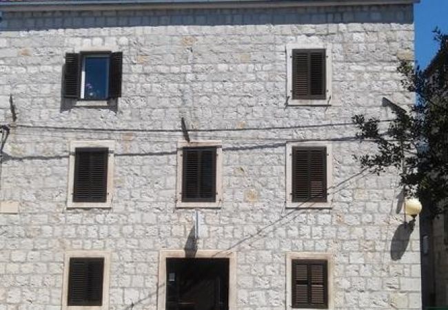 Appartement à Kaštel Kambelovac - Appartement dans Kaštel Kambelovac avec vue mer, Climatisation, WIFI, Machine à laver (4483-2) Appartement à Kaštel Kambelovac - Appartement dans Kaštel Kambelovac avec vue mer, Climatisation, WIFI, Machine à laver (4483-2)