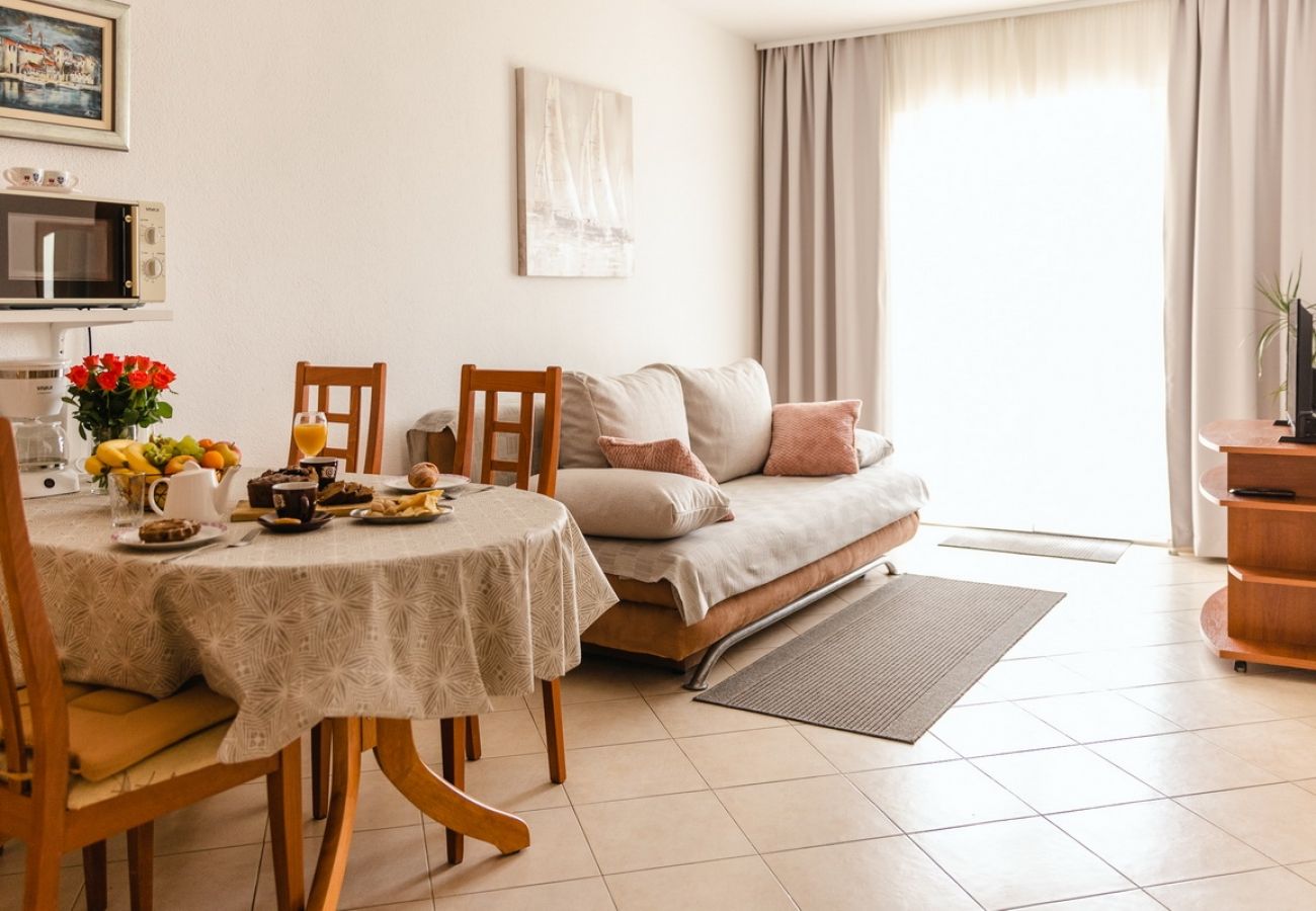 Appartement à Seget Vranjica - Appartement dans Seget Vranjica avec vue mer, terrasse, WIFI, Machine à laver (5181-1)