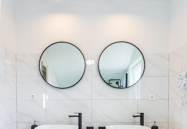 Chambres d'hôtes à Cres - Chambre dans Cres avec vue mer, Balcon, Climatisation, WIFI (4249-5) Chambres d'hôtes à Cres - Chambre dans Cres avec vue mer, Balcon, Climatisation, WIFI (4249-5)