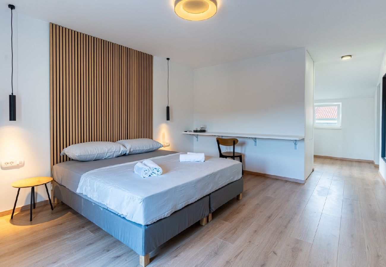 Chambres d'hôtes à Cres - Chambre dans Cres avec vue mer, Balcon, Climatisation, WIFI (4249-5)