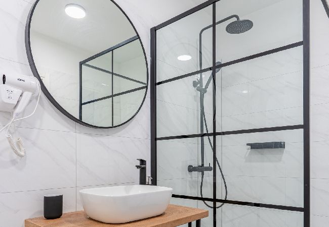 Chambres d'hôtes à Cres - Chambre dans Cres avec vue mer, Balcon, Climatisation, WIFI (4249-4) Chambres d'hôtes à Cres - Chambre dans Cres avec vue mer, Balcon, Climatisation, WIFI (4249-4)