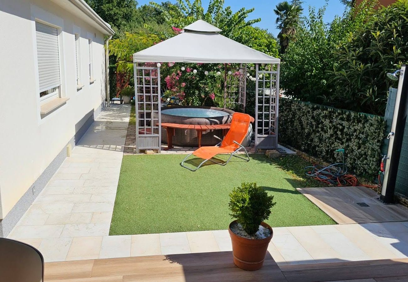 Maison à Vrvari - Maison de vacances dans Vrvari avec terrasse, Climatisation, WIFI, Lave-vaisselle (5195-2)