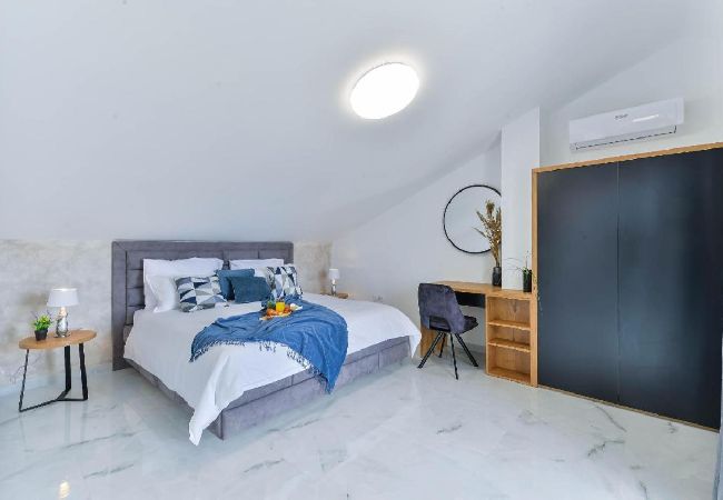 Maison à Bibinje - Maison de vacances dans Bibinje avec vue mer, Balcon, Climatisation, WIFI (5201-1) Maison à Bibinje - Maison de vacances dans Bibinje avec vue mer, Balcon, Climatisation, WIFI (5201-1)