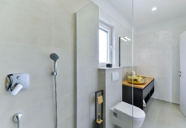 Maison à Bibinje - Maison de vacances dans Bibinje avec vue mer, Balcon, Climatisation, WIFI (5201-1) Maison à Bibinje - Maison de vacances dans Bibinje avec vue mer, Balcon, Climatisation, WIFI (5201-1)
