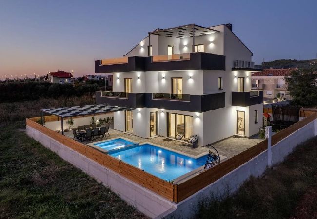 Maison à Bibinje - Maison de vacances dans Bibinje avec vue mer, Balcon, Climatisation, WIFI (5201-1) Maison à Bibinje - Maison de vacances dans Bibinje avec vue mer, Balcon, Climatisation, WIFI (5201-1)