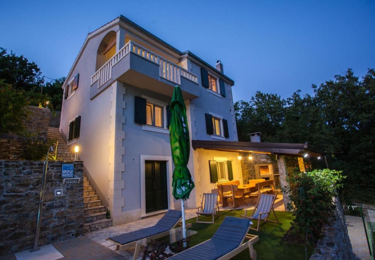 Maison à Omiš - Maison de vacances dans Omiš avec terrasse, Climatisation, WIFI, Machine à laver (5202-1)