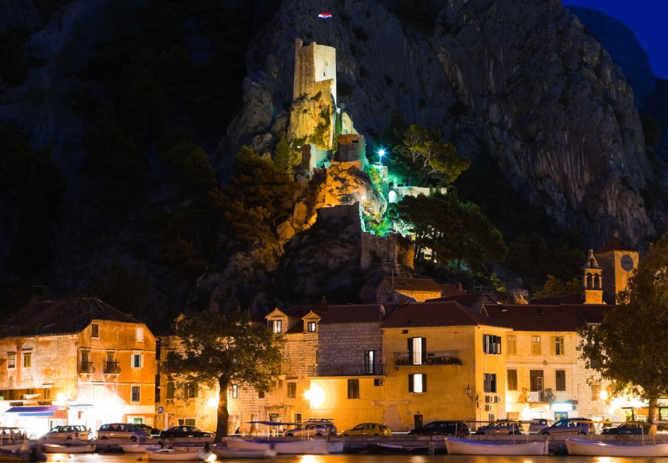 Maison à Omiš - Maison de vacances dans Omiš avec terrasse, Climatisation, WIFI, Machine à laver (5202-1)