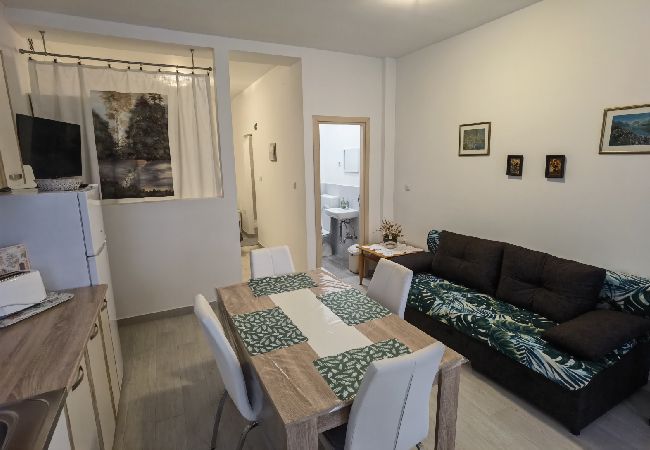 Studio à Opatija - Appartement Studio dans Opatija avec terrasse, Climatisation, WIFI, Machine à laver (5211-1) Studio à Opatija - Appartement Studio dans Opatija avec terrasse, Climatisation, WIFI, Machine à laver (5211-1)