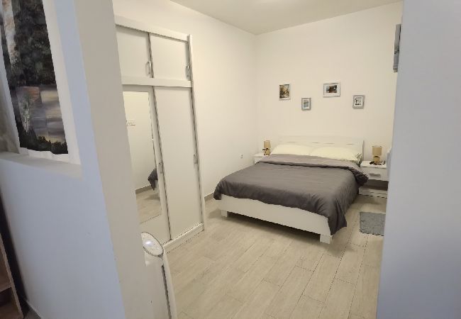 Studio à Opatija - Appartement Studio dans Opatija avec terrasse, Climatisation, WIFI, Machine à laver (5211-1) Studio à Opatija - Appartement Studio dans Opatija avec terrasse, Climatisation, WIFI, Machine à laver (5211-1)