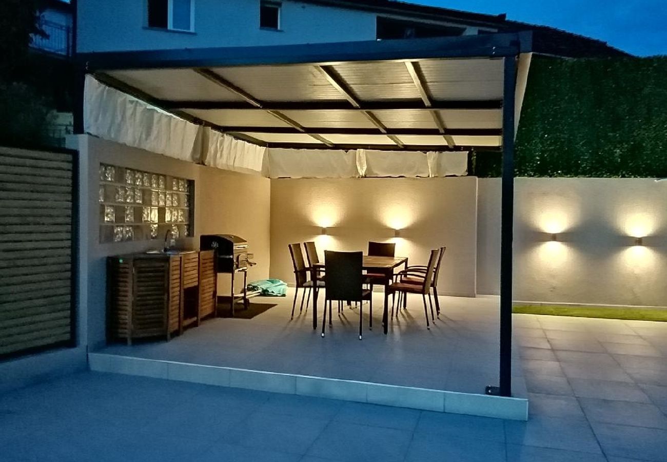 Maison à Vrgorac - Maison de vacances dans Vrgorac avec terrasse, Climatisation, WIFI, Machine à laver (5226-1)