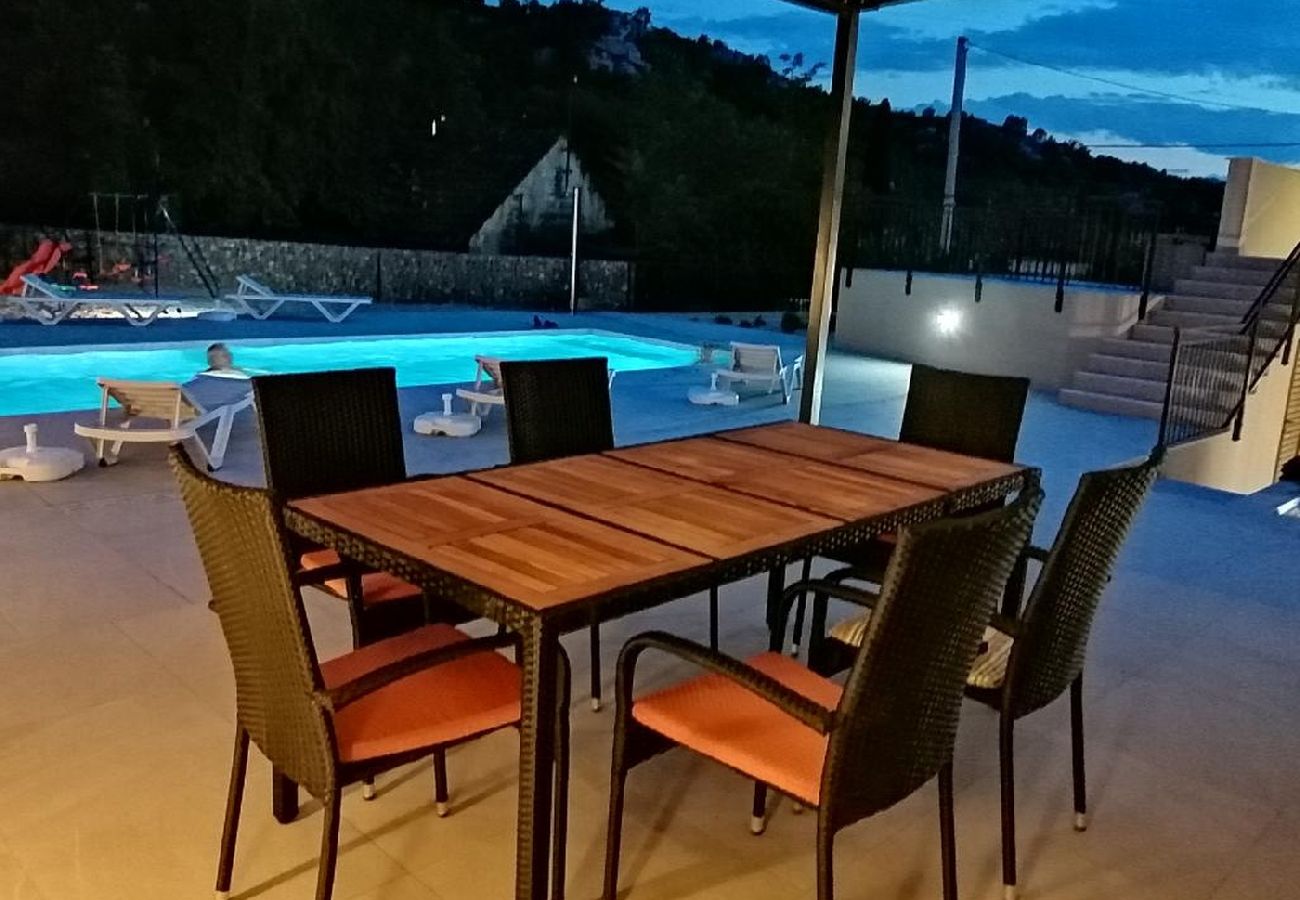 Maison à Vrgorac - Maison de vacances dans Vrgorac avec terrasse, Climatisation, WIFI, Machine à laver (5226-1)