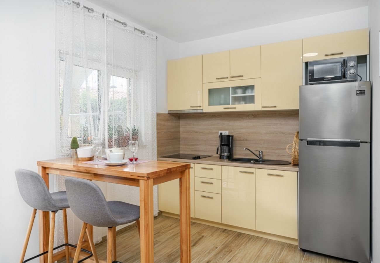 Appartement à Vodice - Appartement dans Vodice avec terrasse, Climatisation, WIFI, Lave-vaisselle (83-2)