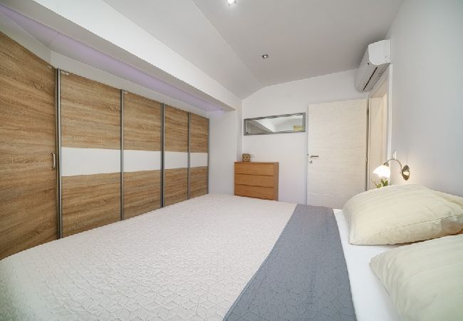 Appartement à Vodice - Appartement dans Vodice avec vue mer, Balcon, Climatisation, WIFI (82-2) Appartement à Vodice - Appartement dans Vodice avec vue mer, Balcon, Climatisation, WIFI (82-2)