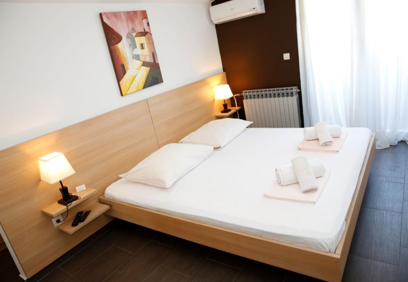 Chambres d'hôtes à Vodice - Chambre à Vodice avec balcon, climatisation, Wi-Fi (4323-6)