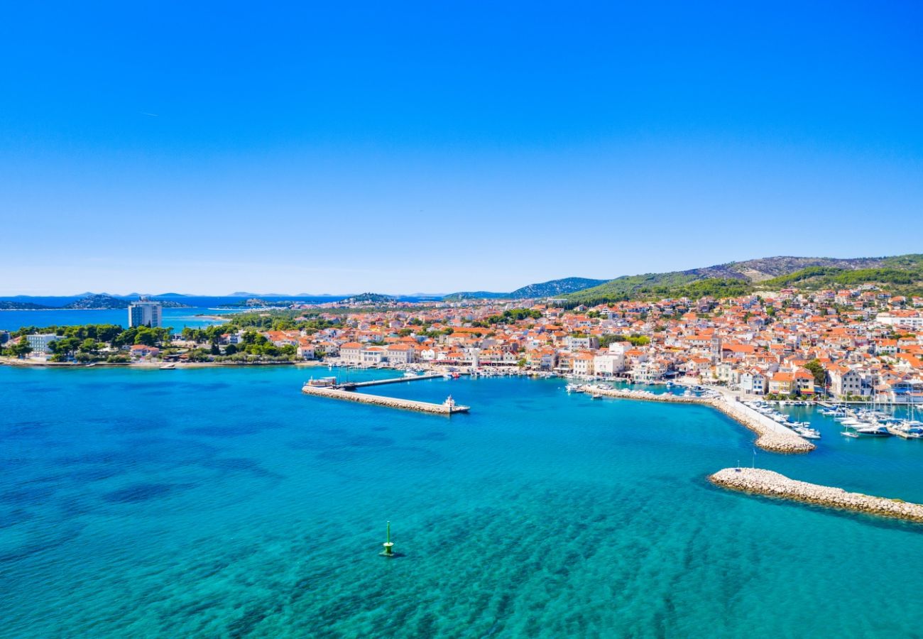 Chambres d'hôtes à Vodice - Chambre à Vodice avec balcon, climatisation, Wi-Fi (4323-6)