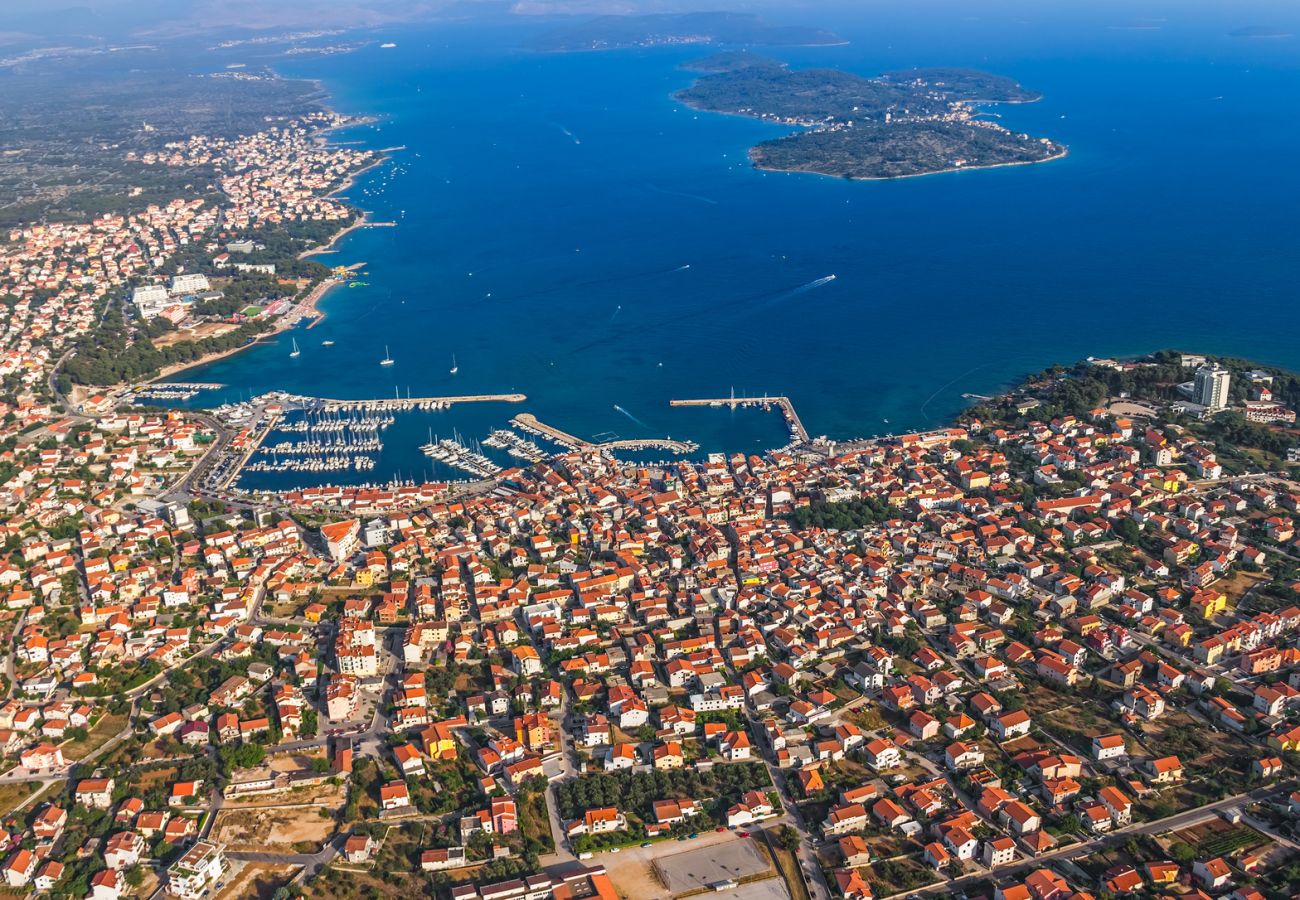 Chambres d'hôtes à Vodice - Chambre à Vodice avec balcon, climatisation, Wi-Fi (4323-6)