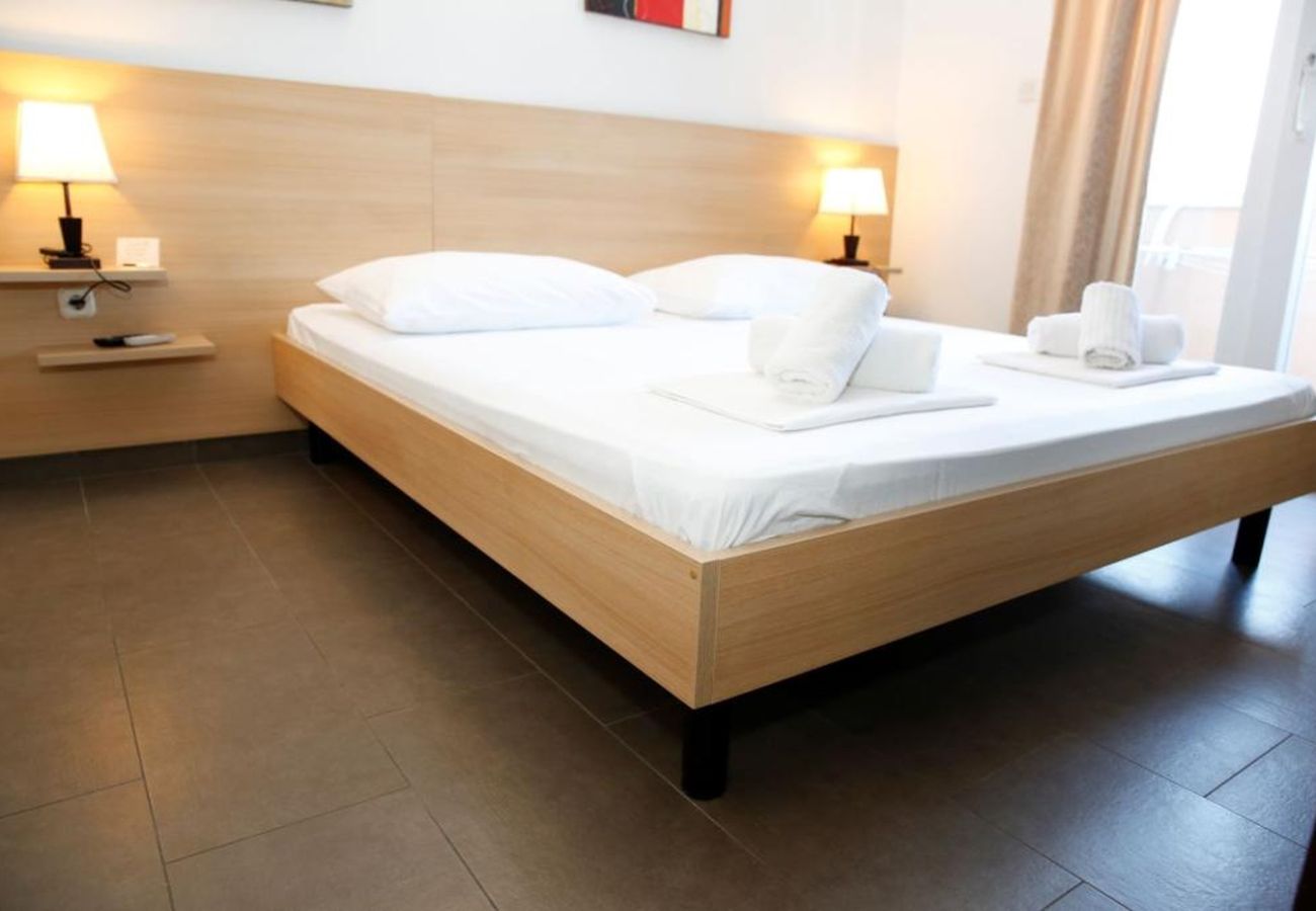 Chambres d'hôtes à Vodice - Chambre à Vodice avec balcon, climatisation, Wi-Fi (4323-7)