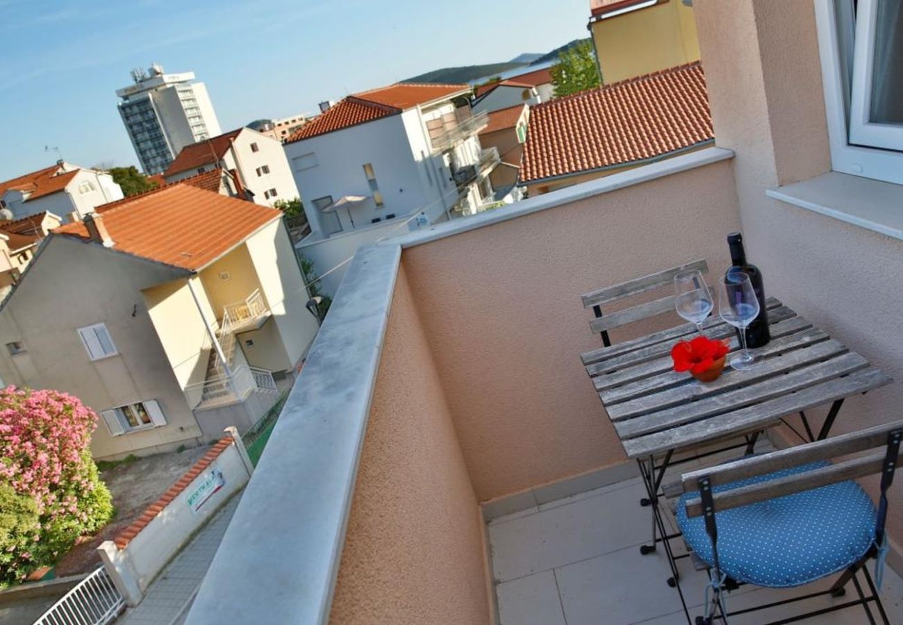 Chambres d'hôtes à Vodice - Chambre à Vodice avec balcon, climatisation, Wi-Fi (4323-7)